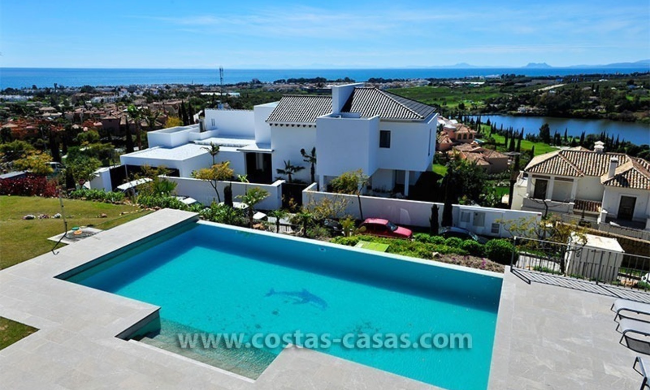 Modern-Andalusiche villa te koop op Golfresort tussen Marbella en Estepona, New Golden Mile, Costa del Sol 7