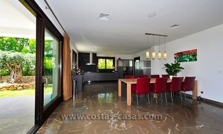 Modern-Andalusiche villa te koop op Golfresort tussen Marbella en Estepona, New Golden Mile, Costa del Sol 13