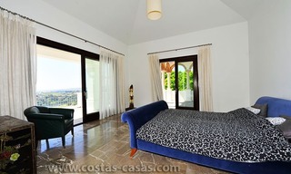 Modern-Andalusiche villa te koop op Golfresort tussen Marbella en Estepona, New Golden Mile, Costa del Sol 18