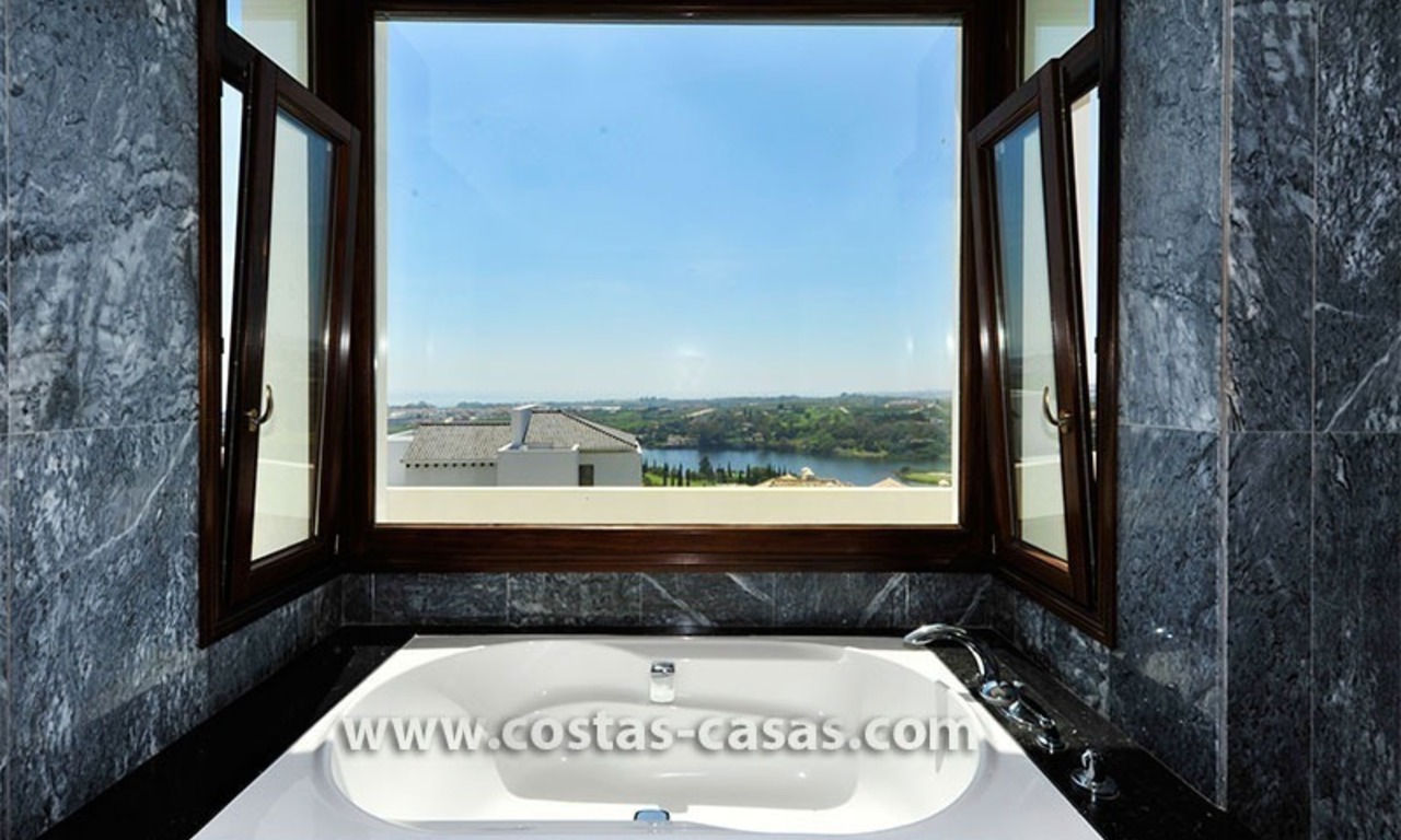 Modern-Andalusiche villa te koop op Golfresort tussen Marbella en Estepona, New Golden Mile, Costa del Sol 20