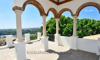 Modern-Andalusiche villa te koop op Golfresort tussen Marbella en Estepona, New Golden Mile, Costa del Sol 21