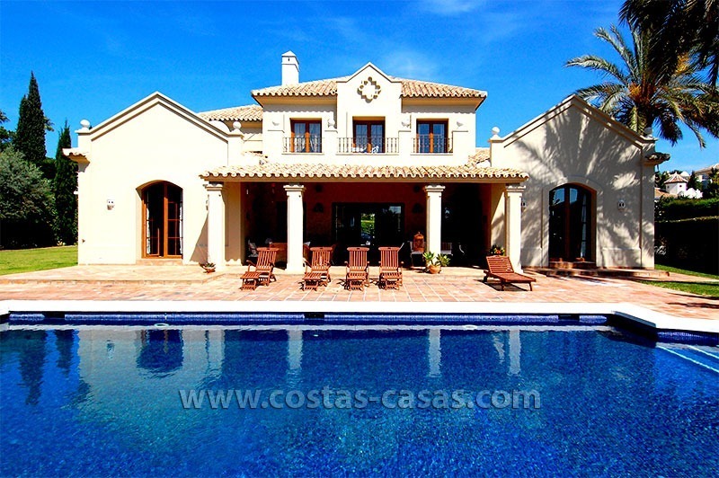 Urgente verkoop! Villa in Andalusische stijl te koop in Estepona, Marbella 