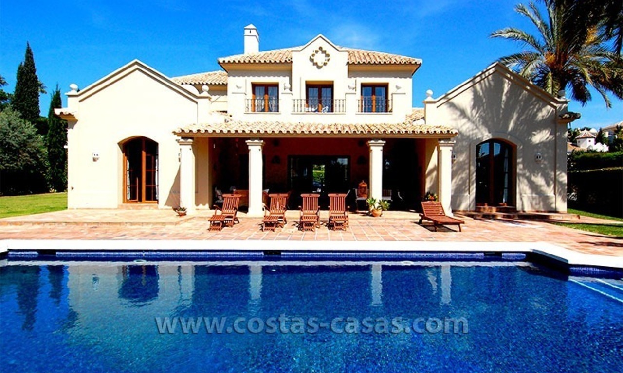 Urgente verkoop! Villa in Andalusische stijl te koop in Estepona, Marbella 0