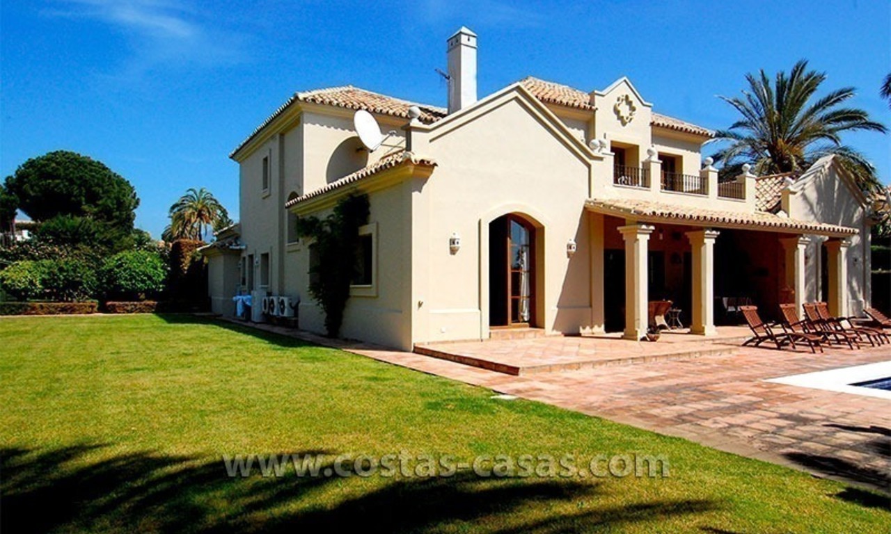 Urgente verkoop! Villa in Andalusische stijl te koop in Estepona, Marbella 1