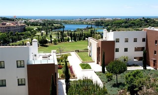 Nieuw luxe vakantie appartement te huur in moderne stijl in golfresort, Marbella – Benahavis, Costa del Sol 0