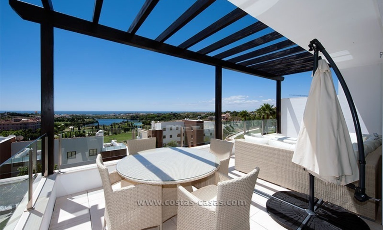 Nieuw luxe vakantie appartement te huur in moderne stijl in golfresort, Marbella – Benahavis, Costa del Sol 3