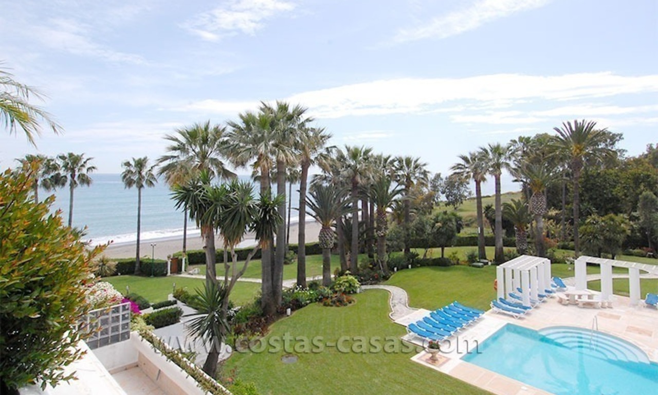 Luxe penthouse appartement te koop in een exclusief eerstelijn strand complex, New Golden Mile, Marbella - Estepona 0