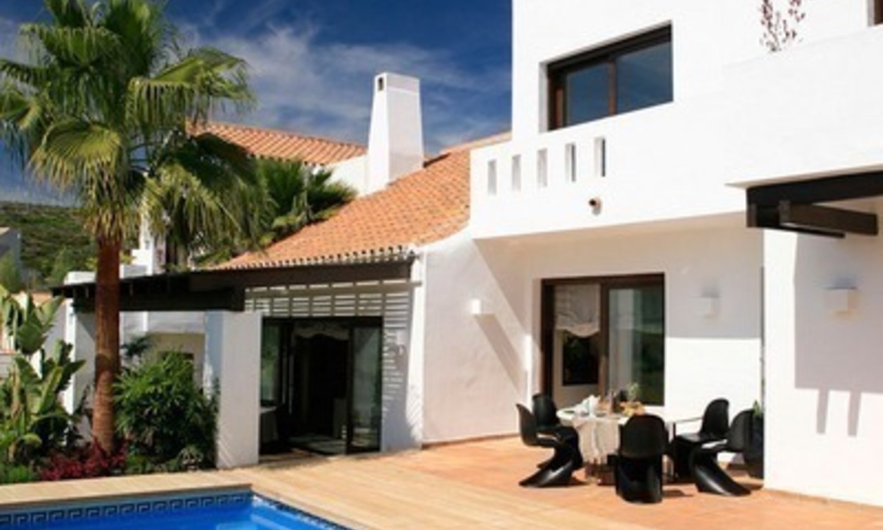 Moderne, tweede lijn golf villa te koop in Marbella - Benahavis 7