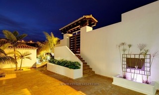 Moderne, tweede lijn golf villa te koop in Marbella - Benahavis 31