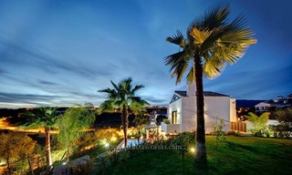 Moderne, tweede lijn golf villa te koop in Marbella - Benahavis 34