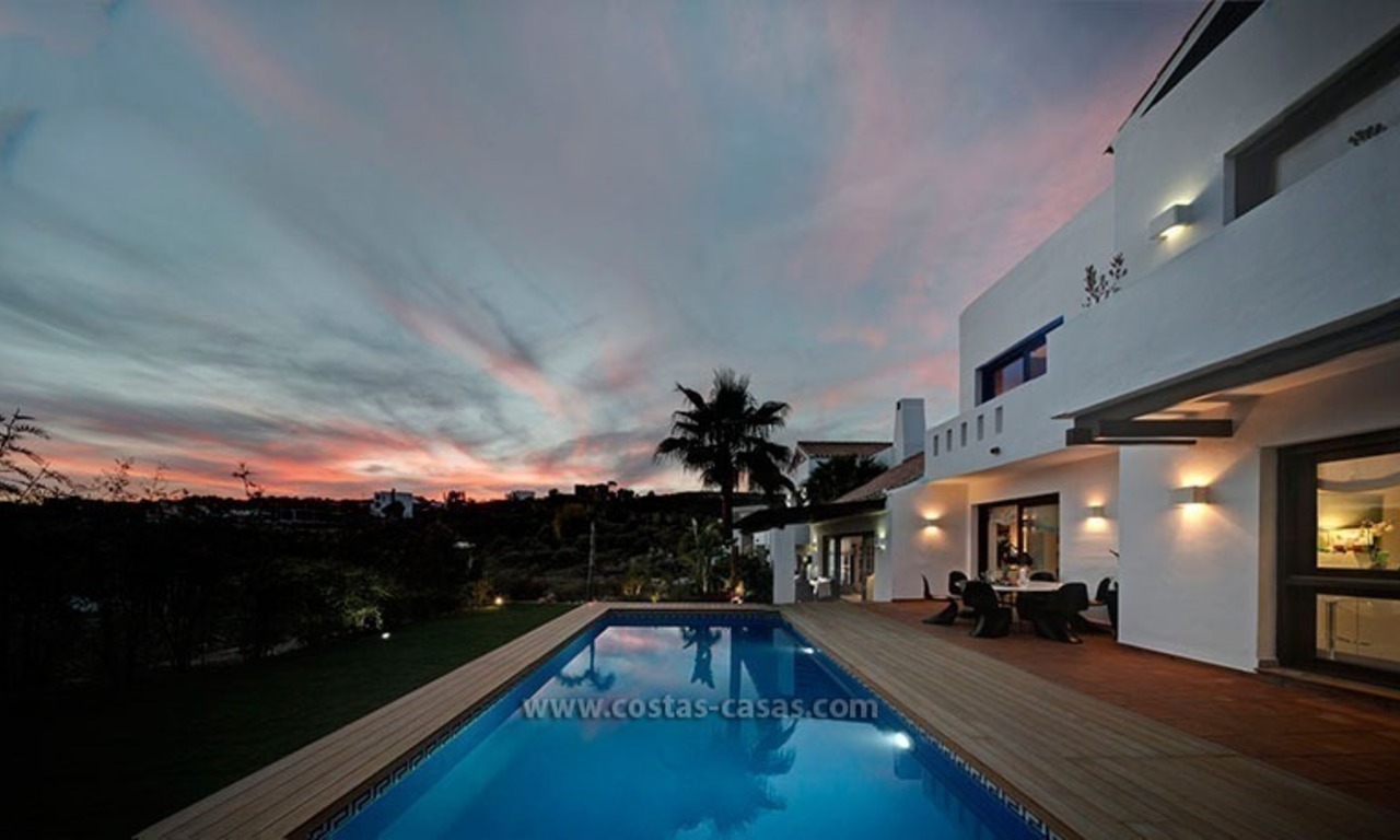 Moderne, tweede lijn golf villa te koop in Marbella - Benahavis 35