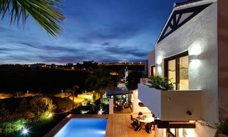 Moderne, tweede lijn golf villa te koop in Marbella - Benahavis 36