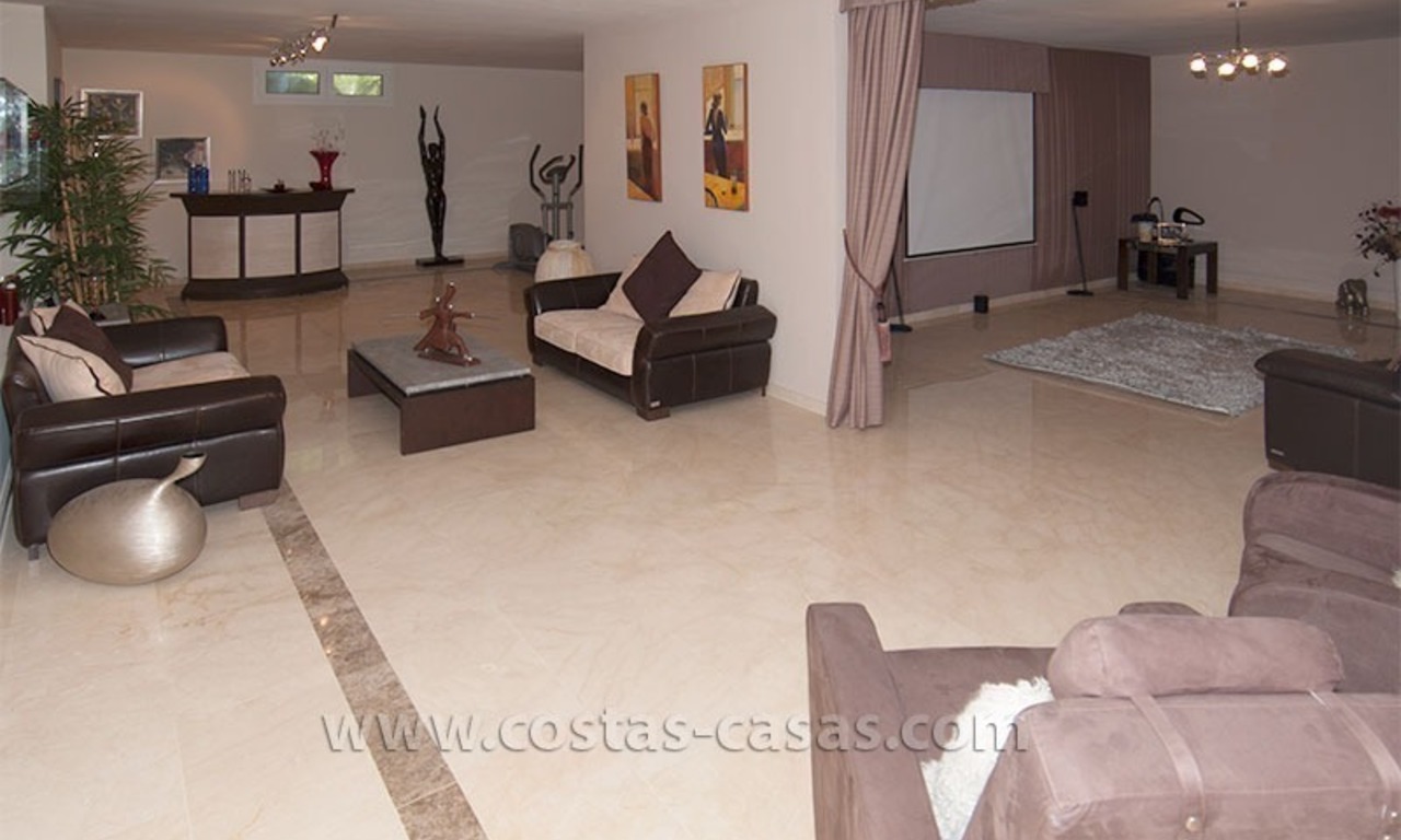 Luxe moderne villa in Andalusische stijl te koop in Sierra Blanca, Marbella 47