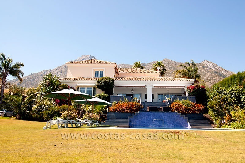 Luxe moderne villa in Andalusische stijl te koop in Sierra Blanca, Marbella