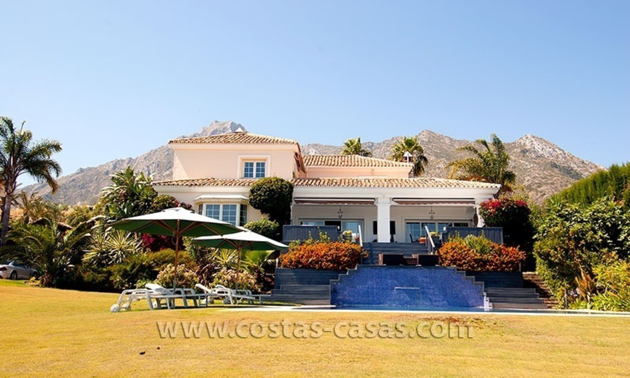 Luxe moderne villa in Andalusische stijl te koop in Sierra Blanca, Marbella 0