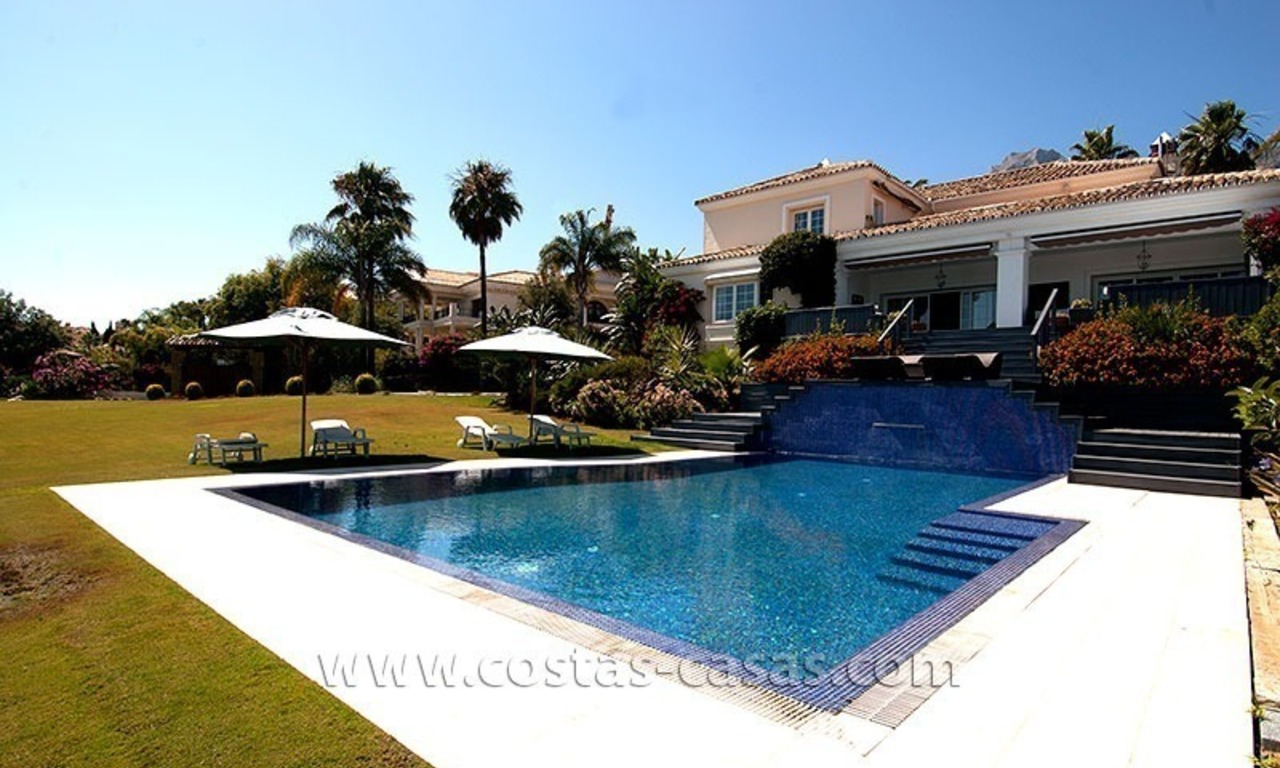 Luxe moderne villa in Andalusische stijl te koop in Sierra Blanca, Marbella 1