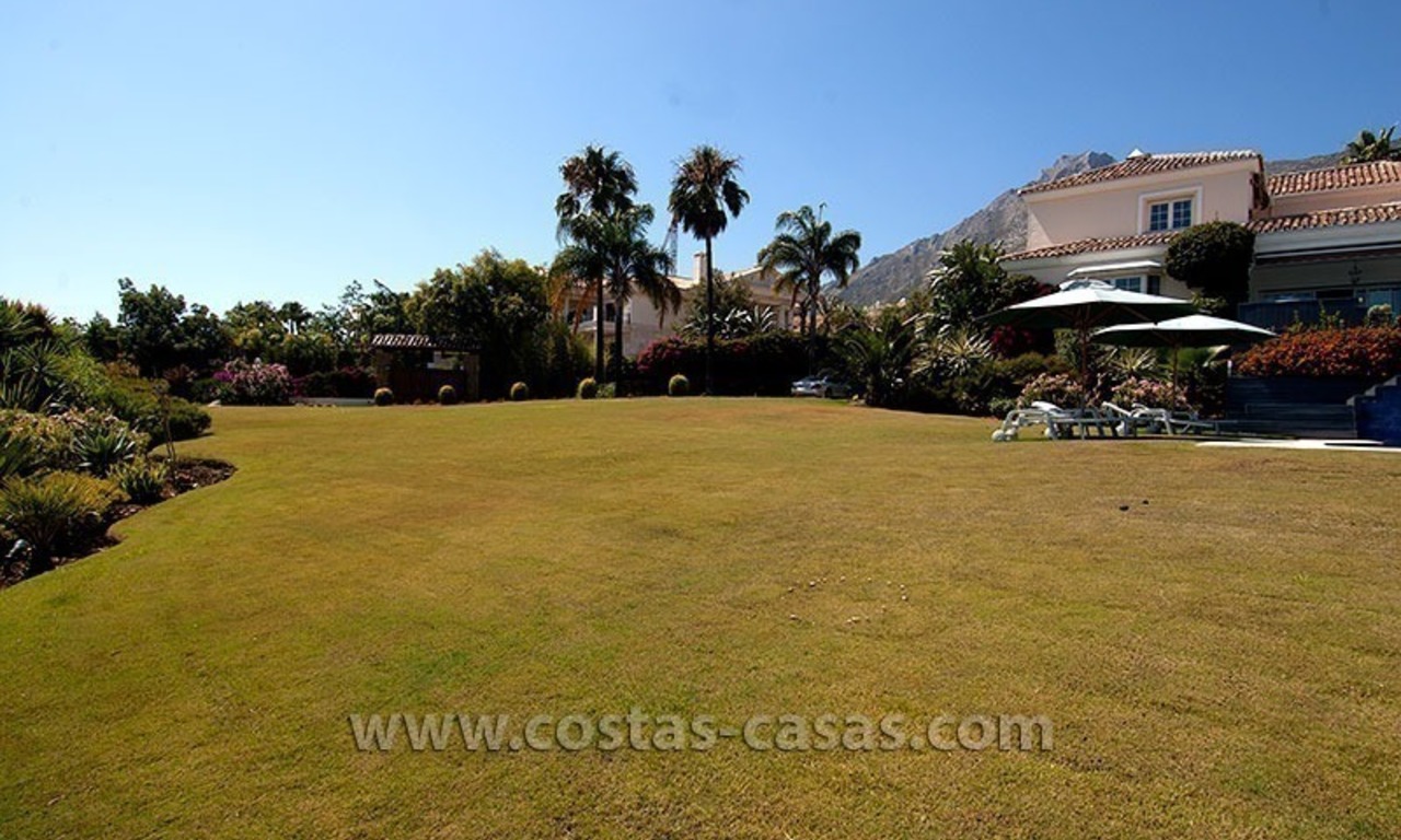 Luxe moderne villa in Andalusische stijl te koop in Sierra Blanca, Marbella 4