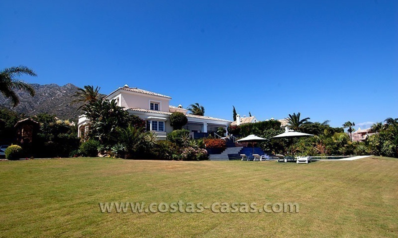 Luxe moderne villa in Andalusische stijl te koop in Sierra Blanca, Marbella 3
