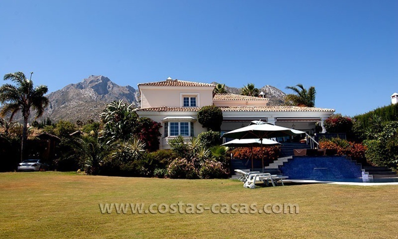 Luxe moderne villa in Andalusische stijl te koop in Sierra Blanca, Marbella 2