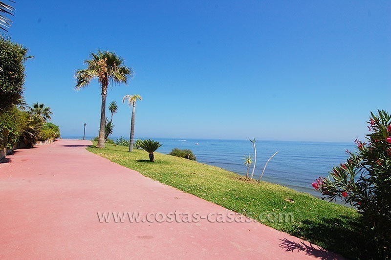 Woning te koop direct aan het strand tussen Marbella en Estepona