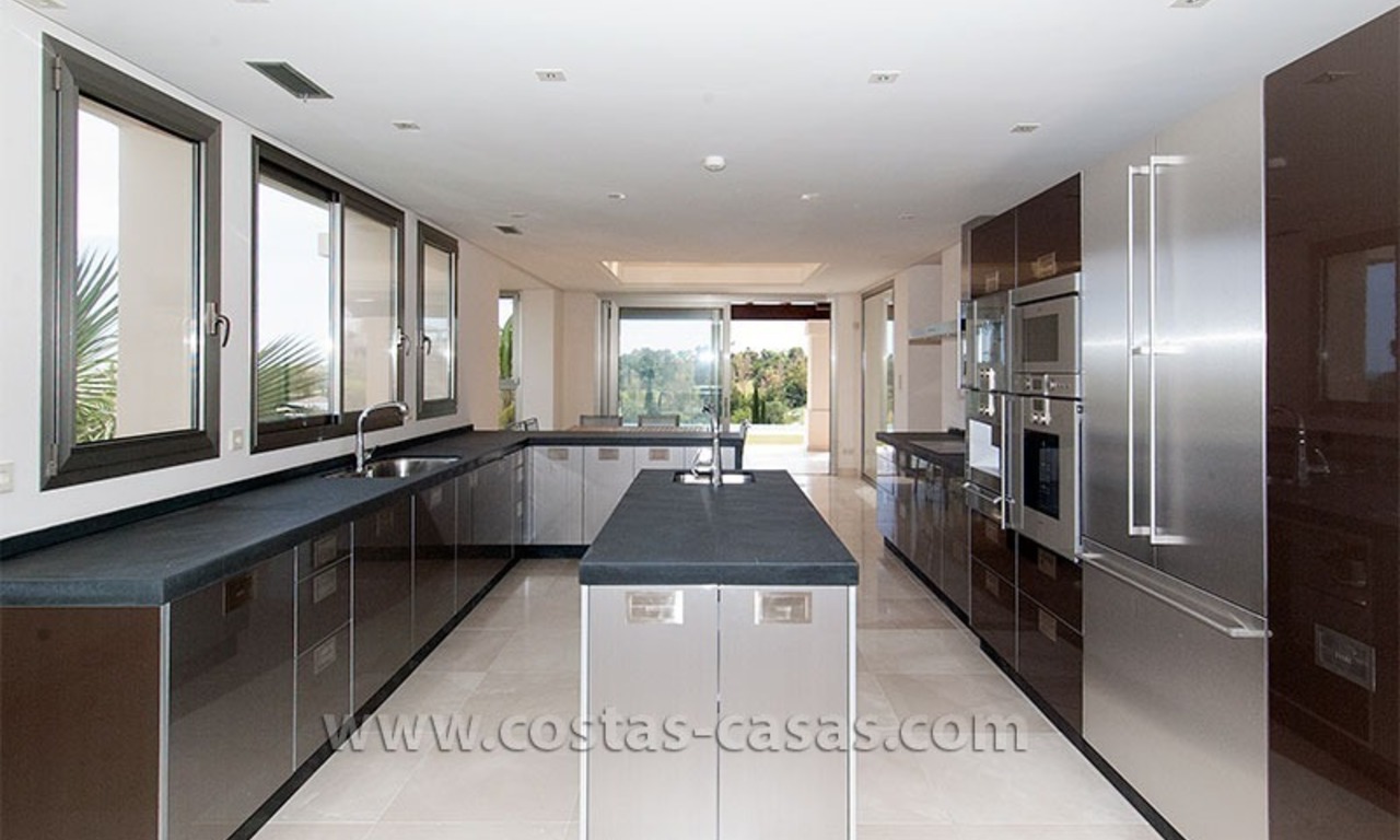 Moderne villa in Andalusische stijl te koop, golfresort, New Golden Mile, tussen Marbella, Benahavís - Estepona 14