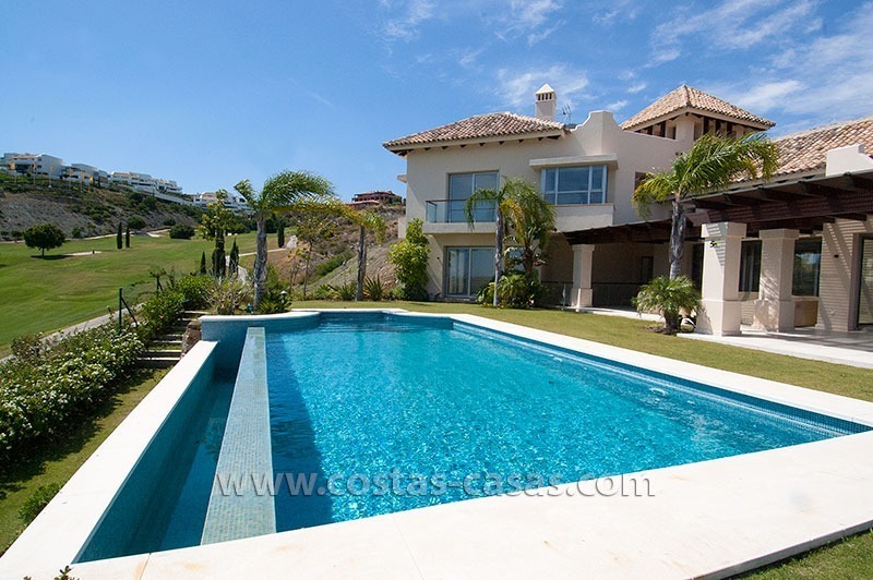 Moderne villa in Andalusische stijl te koop, golfresort, New Golden Mile, tussen Marbella, Benahavís - Estepona