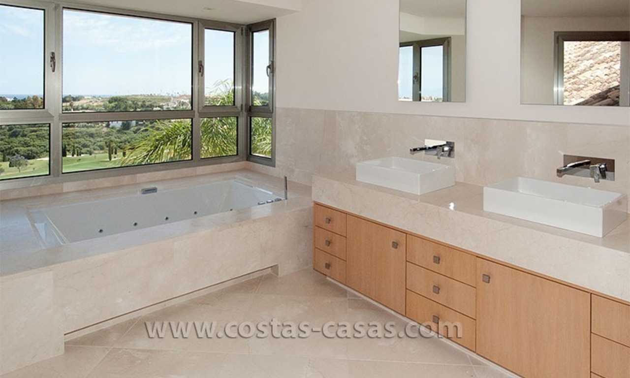 Moderne villa in Andalusische stijl te koop, golfresort, New Golden Mile, tussen Marbella, Benahavís - Estepona 32