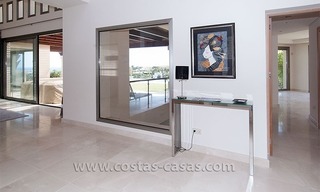 Moderne villa in Andalusische stijl te koop, golfresort, New Golden Mile, tussen Marbella, Benahavís - Estepona 12
