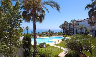 Luxe appartement te koop aan het strand op de New Golden Mile tussen Marbella en Estepona 0