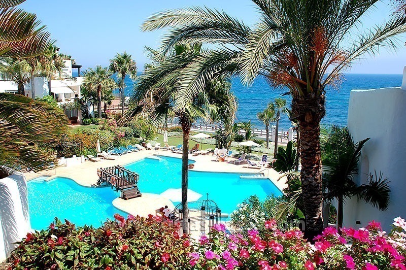 Aan strand gelegen penthouse te koop te Puerto Banus in Marbella