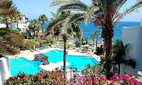 Aan strand gelegen penthouse te koop te Puerto Banus in Marbella 