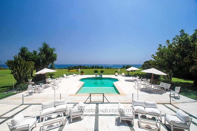 Eerste lijn strand villa - perceel te koop in Marbella