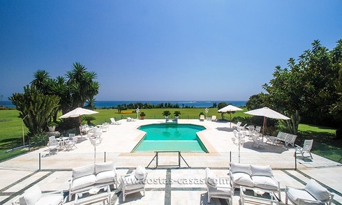 Eerste lijn strand villa - perceel te koop in Marbella 