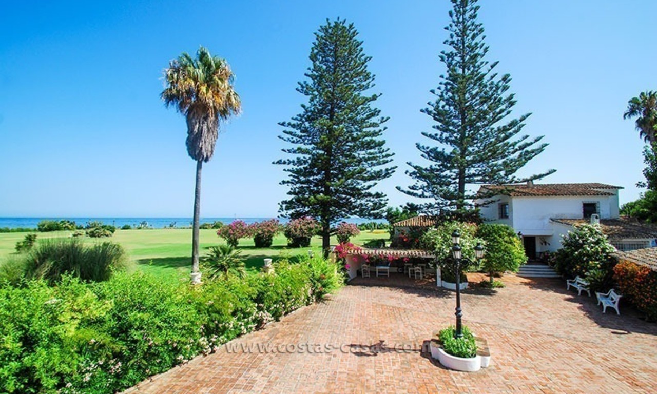 Eerste lijn strand villa - perceel te koop in Marbella 8