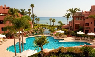Te huur voor vakantie: Luxe eerstelijnstrand appartement, strand complex, New Golden Mile, Marbella - Estepona, Costa del Sol 1