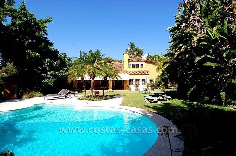 Te koop: Villa in Andalusische stijl naast golfclub te Estepona - Marbella