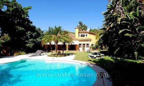 Te koop: Villa in Andalusische stijl naast golfclub te Estepona - Marbella 