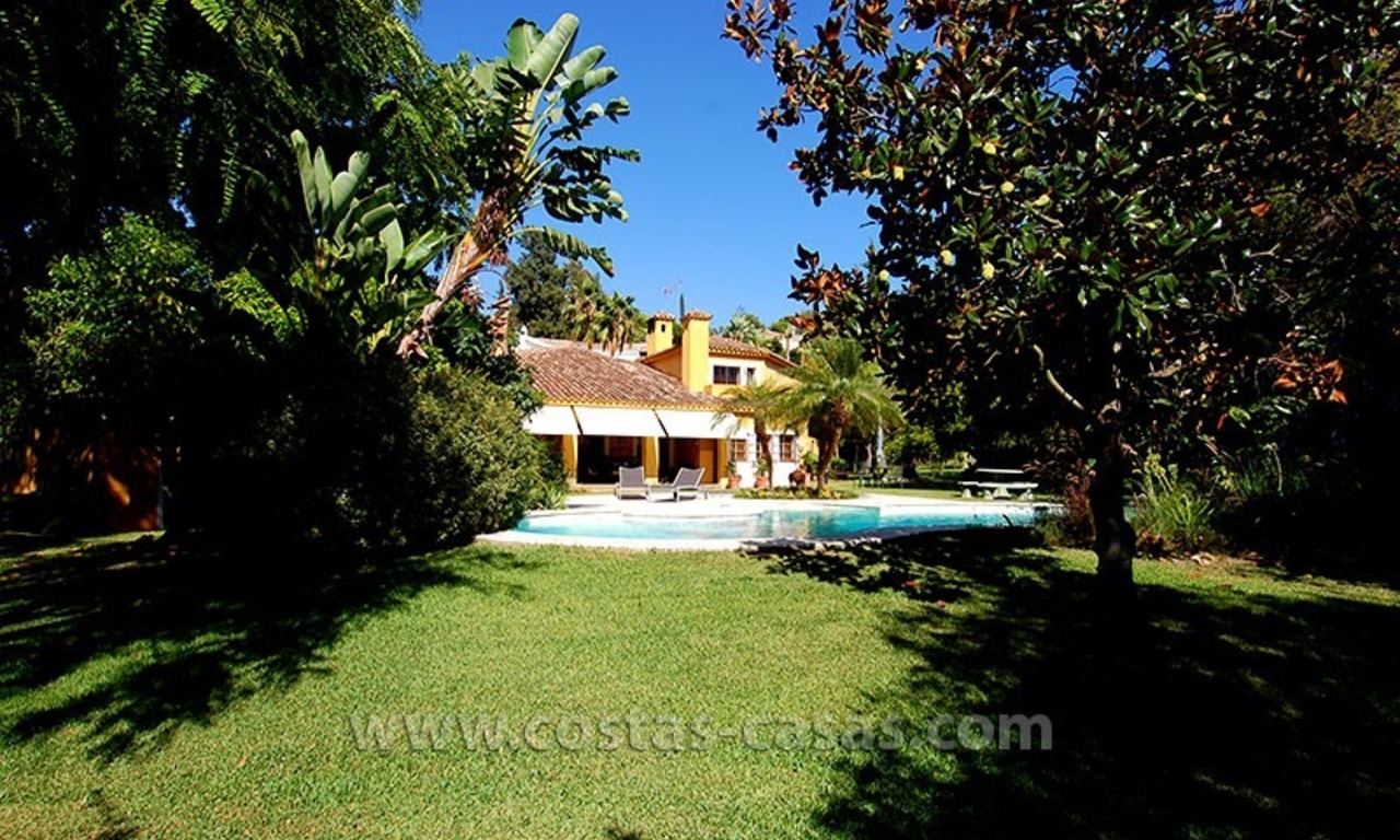 Te koop: Villa in Andalusische stijl naast golfclub te Estepona - Marbella 2