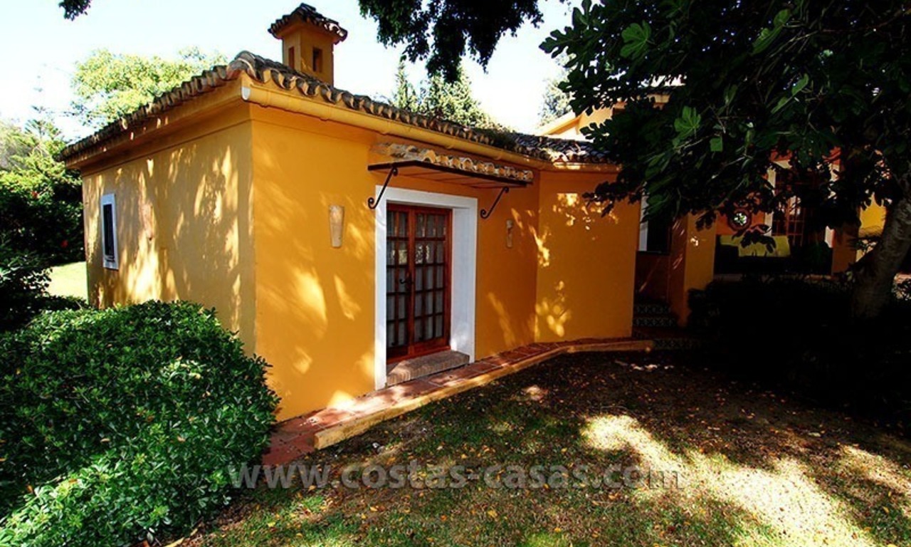 Te koop: Villa in Andalusische stijl naast golfclub te Estepona - Marbella 4
