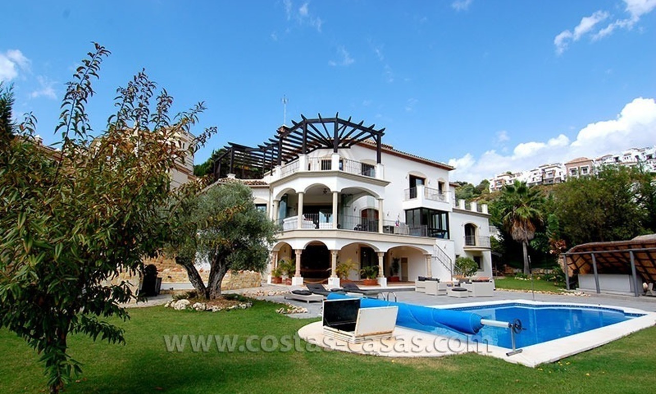Te koop. Exclusieve villa in Andalusische stijl te Marbella - Benahavís 2