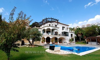Te koop. Exclusieve villa in Andalusische stijl te Marbella - Benahavís 2