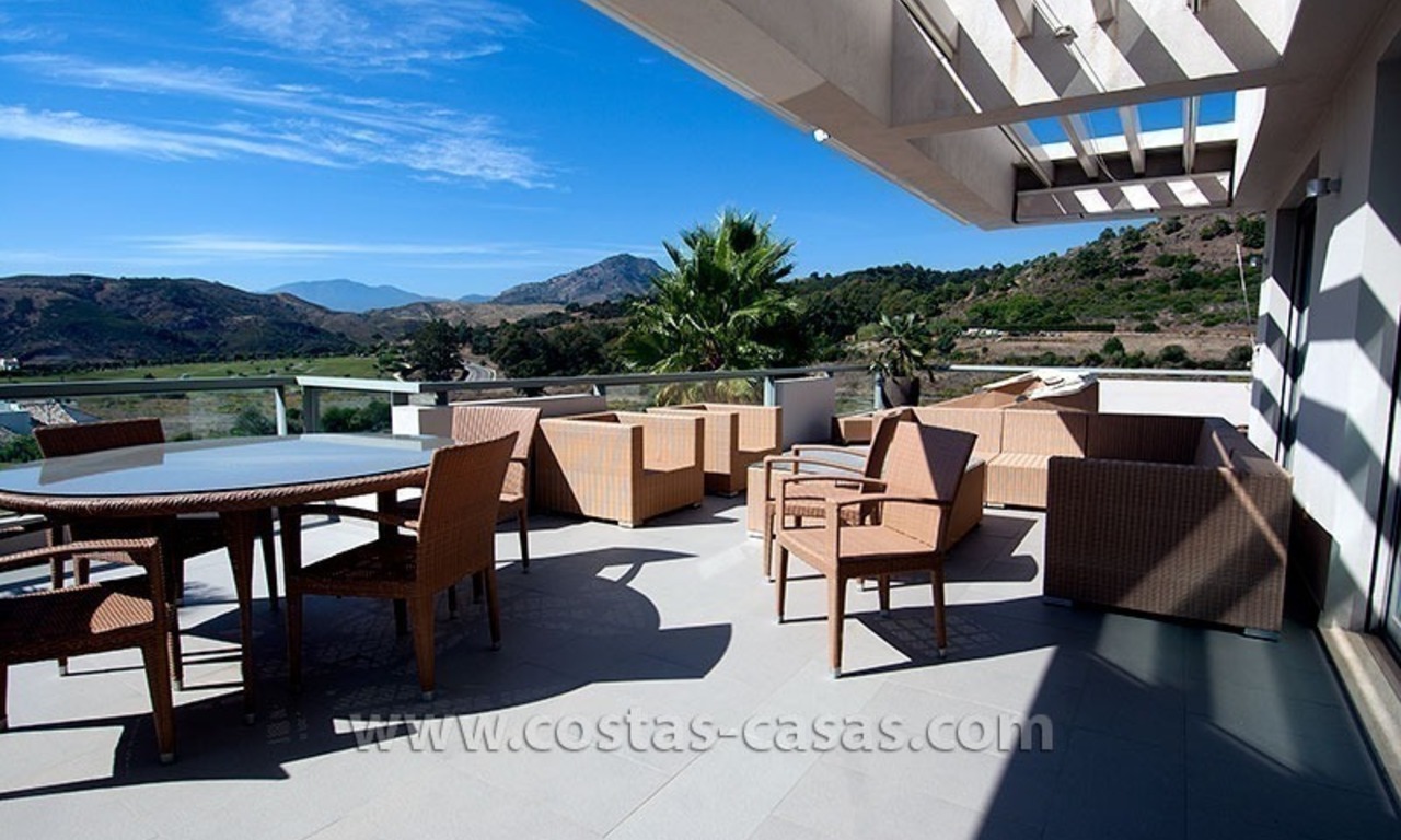 Modern, luxe golf appartement te koop tussen Marbella en Benahavis 1