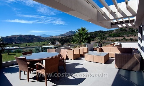 Modern, luxe golf appartement te koop tussen Marbella en Benahavis 