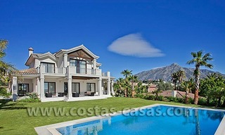 Te koop: Uitzonderlijk goed gelegen, nieuwe luxe villa in Nueva Andalucía, Marbella 0
