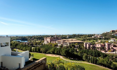 Te koop: Luxe, modern eerstelijns golfappartement te koop op een 5-sterren golfresort in de driehoek Marbella – Benahavís – Estepona 