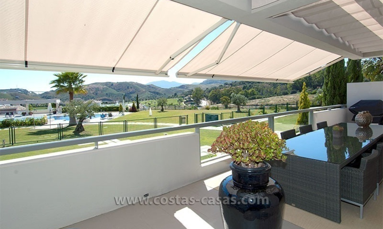 Te koop in het gebied van Marbella en Benahavís: modern, luxe golf appartement 1