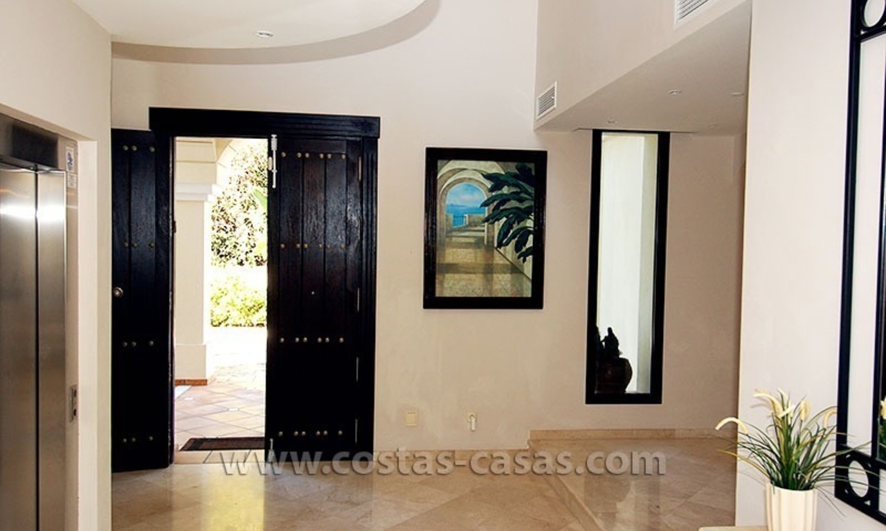Te koop: Grote modern luxueuze villa nabij het strand in Marbella 9