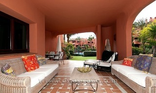 Te koop luxe tuin appartement in een exclusief eerstelijns strand complex op de New Golden Mile tussen Marbella en Estepona 0