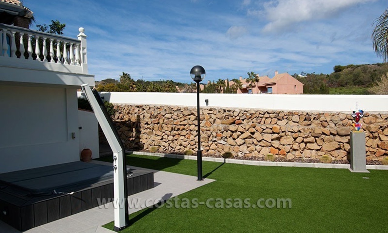 Grote en volledig gerenoveerde, moderne villa te koop in Nueva Andalucía, Marbella 3