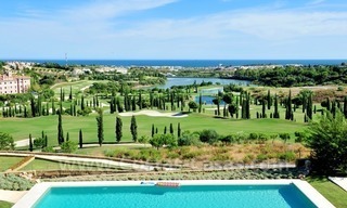 Nieuw luxe vakantie appartement te huur in moderne stijl in golfresort, Marbella – Benahavis, Costa del Sol 19